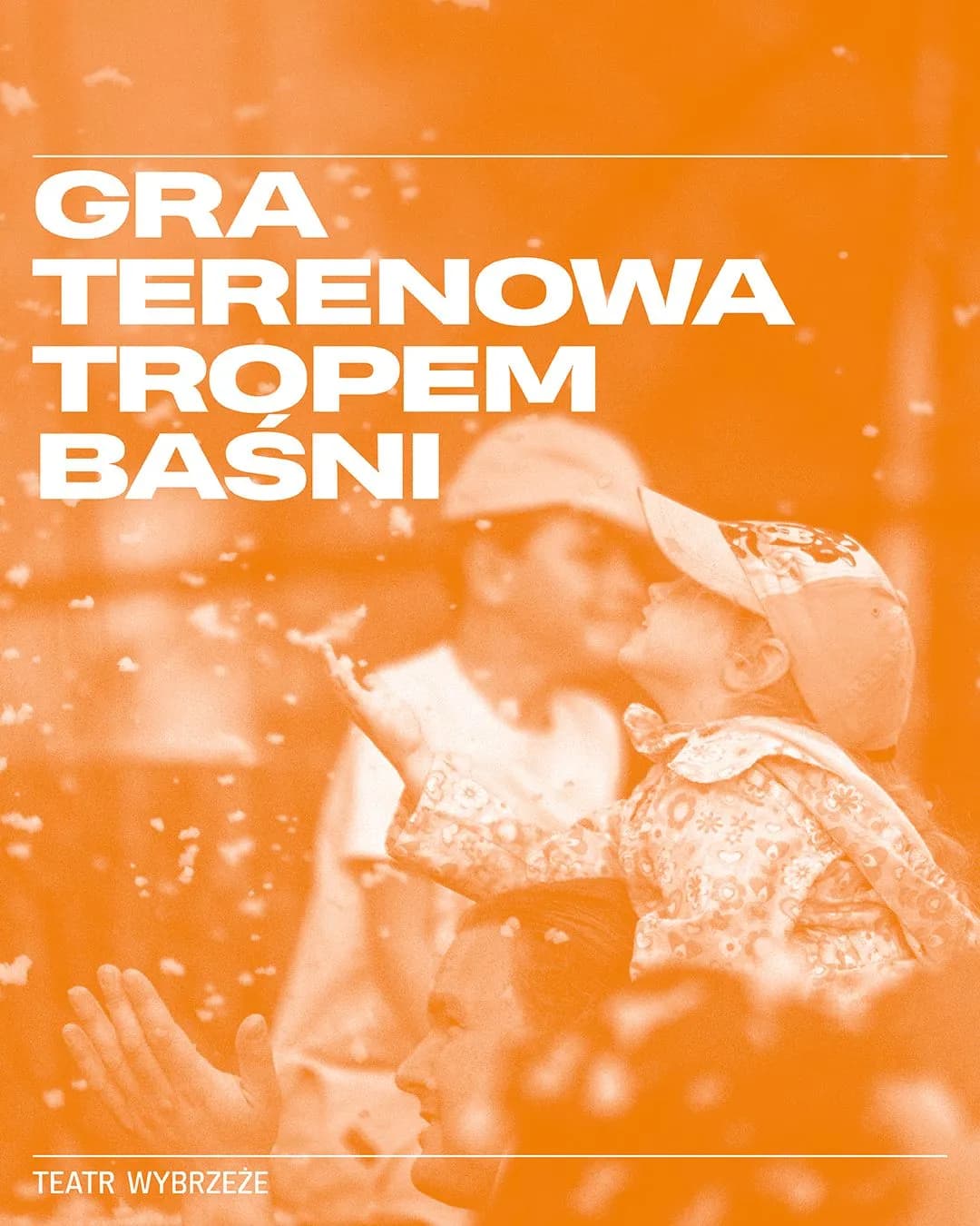 Para całuje się nad nią napis GRA TERENOWA TROPEM BAŚNI. Na grafikę jest nałożony pomarańczowy filtr.